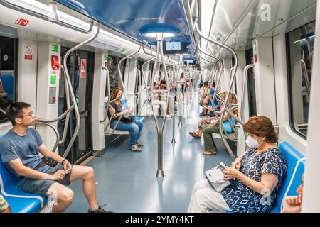 Naples Naples Italie, métro Naples, Metropolitana di Napoli, intérieur train cabine, passagers résidents locaux à cheval, conception moderne du métro, urb Banque D'Images