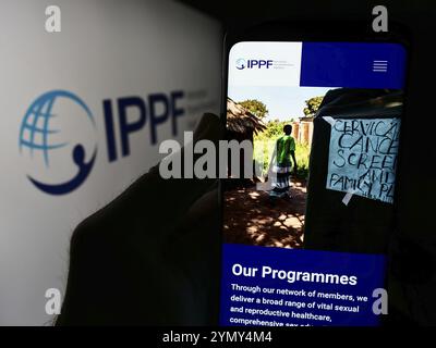 Stuttgart, Allemagne, 07-15-2024 : personne tenant un smartphone avec le site de la Fédération internationale pour la planification familiale (IPPF) devant le logo. Focus o o Banque D'Images