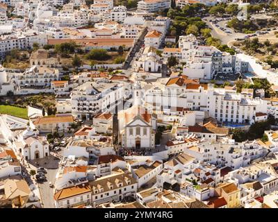 Vue aérienne des maisons résidentielles et de l'église mère à Albufeira, Algarve, Portugal, Europe Banque D'Images