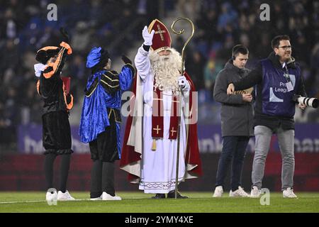 Genk, Belgique. 23 novembre 2024. Saint Claus photographié avant un match de football entre le KRC Genk et le Sporting Charleroi, samedi 23 novembre 2024 à Genk, le jour 15 de la saison 2024-2025 de la première division du championnat belge 'Jupiler Pro League'. BELGA PHOTO JOHAN Eyckens crédit : Belga News Agency/Alamy Live News Banque D'Images