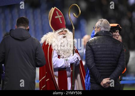 Genk, Belgique. 23 novembre 2024. Saint Claus photographié avant un match de football entre le KRC Genk et le Sporting Charleroi, samedi 23 novembre 2024 à Genk, le jour 15 de la saison 2024-2025 de la première division du championnat belge 'Jupiler Pro League'. BELGA PHOTO JOHAN Eyckens crédit : Belga News Agency/Alamy Live News Banque D'Images