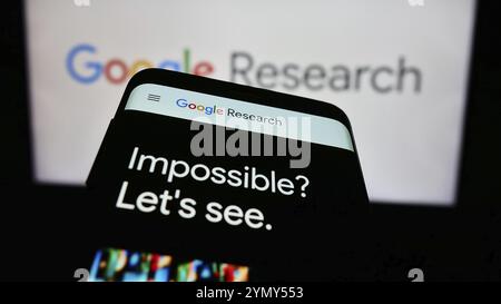 Stuttgart, Allemagne, 04-02-2024 : smartphone avec le site de la société américaine Google Research devant le logo de l'entreprise. Concentrez-vous sur le coin supérieur gauche du téléphone Banque D'Images