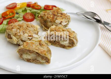 Cuisine souabe, boulettes de viande enveloppées dans des amandes, viande hachée mélangée, boulettes de viande fourrées de fromage, frites, boulettes de viande, cuisine de grand-mère, régional, hom Banque D'Images