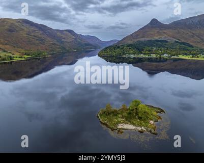 Montagnes reflétées dans le fjord, côte, île, automne, nuageux, vue aérienne, Loch Leven, vue de Glencoe, Écosse, Grande-Bretagne Banque D'Images