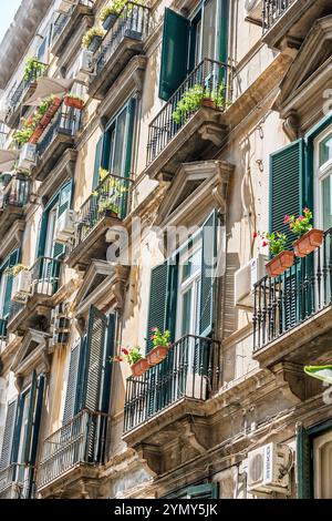 Naples Napoli Italie, Centro Storico centre historique, bâtiment du 19ème siècle, près de la rue via Pessina, architecture néoclassique, balcons de fer rails Banque D'Images