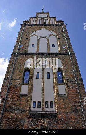 Le Kroepeliner Tor, la plus occidentale des quatre grandes portes des fortifications de la ville de Rostock, a été construit vers 1270 dans le style gothique, Rostock, M Banque D'Images