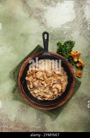 Champignons chanterelles frits, dans une sauce à la crème, dans une poêle en fonte, maison, pas de gens Banque D'Images