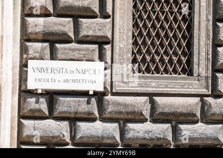 Naples Napoli Italie, Centro Storico centre historique, Piazza Monteoliveto Square, via Monteoliveto, Universita di Napoli Facolta di Architettura Uni Banque D'Images