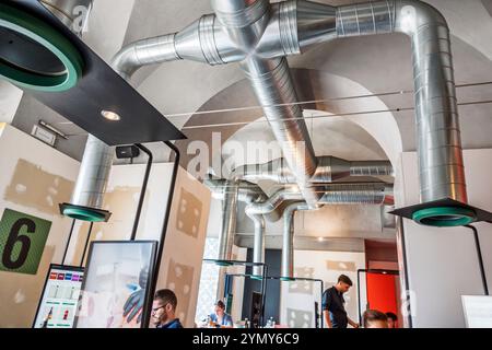 Naples Napoli Italie, Centro Storico centre historique, quartier Porto, café bar intérieur, design intérieur industriel, conduits de ventilation exposés, archi Banque D'Images