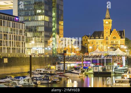 Marina, cinéma en plein air, grue et ancien bureau portuaire, Rheinauhafen, Cologne, Rhénanie-du-Nord-Westphalie, Allemagne, Europe Banque D'Images