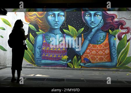 Femme bleue, graffiti du Street artiste péruvien Bronik, Street art dans le passage souterrain Baratashvili, Tbilissi, Géorgie, Asie Banque D'Images
