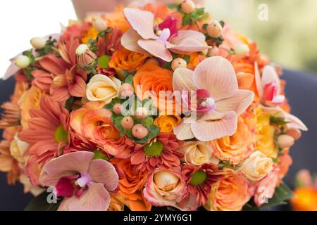 Bouquet de mariée de mariage d'orchidées, de roses, de fleurs d'été et de baies Banque D'Images