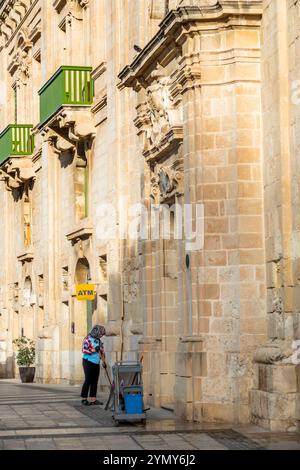 Valletta Malta,Grand Harbour Harbour Waterfront,Pinto Wharf,femme femme femme,trottoir de balayage,Maltese Europe européenne, les visiteurs voyagent t Banque D'Images