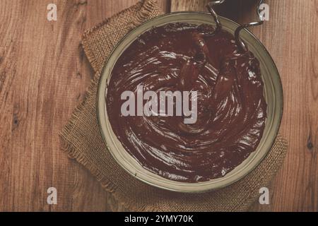 Un bol de pâte au chocolat, un fouet pour un mélangeur, cuisson, structure et consistance, fait maison, vue de dessus, personne Banque D'Images