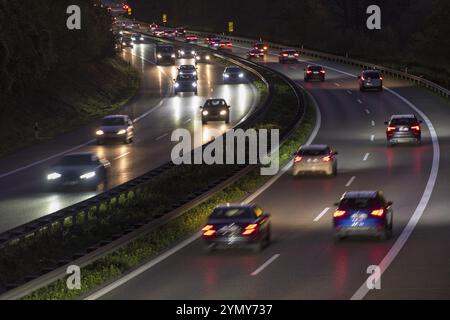 Autoroute très fréquentée la nuit avec des traînées légères de voitures rapides sous éclairage artificiel, quartier de Rems-Murr, Bade-Wuerttemberg, Allemagne, Europe Banque D'Images
