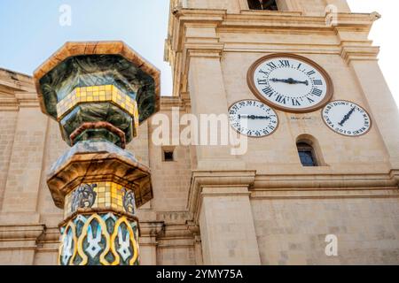 Valletta Malta,préparé John's Square, Misrah San Gwann, équipé John's Co-Cathedral, style baroque, pilier d'urne décorative, clocher clocher, horloges heure jour mon Banque D'Images