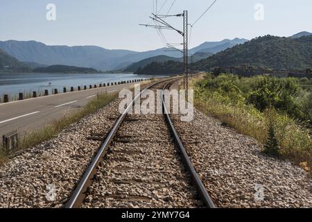 Route et chemin de fer à travers le lac Skadar Banque D'Images