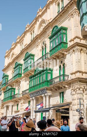 Valletta Malta, Royal Opera House Square, Pjazza Teatru Rjal, Republic Street, Palazzo Ferreria, extérieur, style victorien orné, gre couvert en bois Banque D'Images