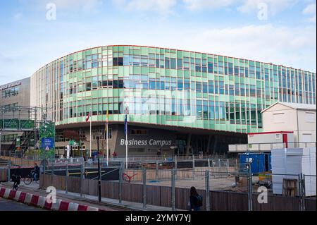 Bâtiment du Campus d'entreprise de l'Université des sciences appliquées d'Amsterdam, nommé Corry Tendeloohuis dans le sud-est d'Amsterdam, aux pays-Bas. Banque D'Images