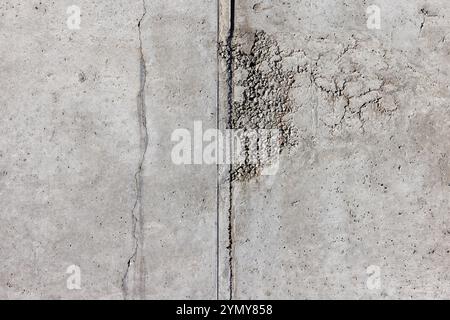 Surface en béton texturé mettant en évidence le vieillissement et l'usure dus à l'exposition au temps et aux intempéries Banque D'Images