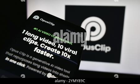 Stuttgart, Allemagne, 03-13-2024 : téléphone portable avec le site de la société de montage vidéo d'intelligence artificielle Opus Clip devant le logo de l'entreprise. Mise au point Banque D'Images
