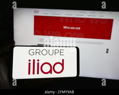 Stuttgart, Allemagne, 05-23-2024 : personne tenant un smartphone avec le logo de la société française de télécommunications Iliad S.A. en face du site. Concentrez-vous sur le phon Banque D'Images