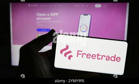 Stuttgart, Allemagne, 03-15-2024 : personne tenant un smartphone avec le logo de la société britannique de fintech Freetrade Ltd. en face du site Web. Concentrez-vous sur la présentation du téléphone Banque D'Images