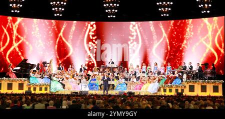 Hallenstadion Zuerich. 22 novembre 2024. Zurich, Suisse - 22 novembre 2024 : André Rieu se produit avec son Orchestre Johann Strauss au Hallenstadion Zuerich. Concert, Konzert, musique, musique, Mandoga Media Allemagne crédit : dpa/Alamy Live News Banque D'Images