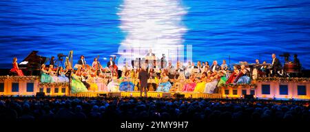 Hallenstadion Zuerich. 22 novembre 2024. Zurich, Suisse - 22 novembre 2024 : André Rieu se produit avec son Orchestre Johann Strauss au Hallenstadion Zuerich. Concert, Konzert, musique, musique, Mandoga Media Allemagne crédit : dpa/Alamy Live News Banque D'Images