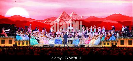 Hallenstadion Zuerich. 22 novembre 2024. Zurich, Suisse - 22 novembre 2024 : André Rieu se produit avec son Orchestre Johann Strauss au Hallenstadion Zuerich. Concert, Konzert, musique, musique, Mandoga Media Allemagne crédit : dpa/Alamy Live News Banque D'Images