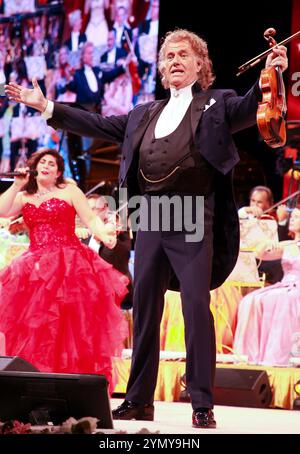 Hallenstadion Zuerich. 22 novembre 2024. Zurich, Suisse - 22 novembre 2024 : André Rieu se produit avec son Orchestre Johann Strauss au Hallenstadion Zuerich. Concert, Konzert, musique, musique, Mandoga Media Allemagne crédit : dpa/Alamy Live News Banque D'Images