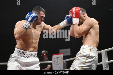 Heidelberg, Allemagne. 23 novembre 2024. Boxe : Cruiserweight. Basar d'Allemagne contre Diaz du Venezuela. Yasin Basar (l) en action avec Juan Diaz. Crédit : Marijan Murat/dpa/Alamy Live News Banque D'Images