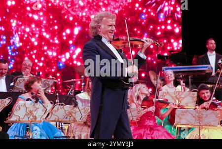 Hallenstadion Zuerich. 22 novembre 2024. Zurich, Suisse - 22 novembre 2024 : André Rieu se produit avec son Orchestre Johann Strauss au Hallenstadion Zuerich. Concert, Konzert, musique, musique, Mandoga Media Allemagne crédit : dpa/Alamy Live News Banque D'Images