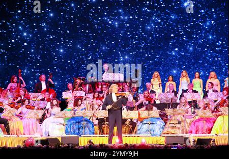 Hallenstadion Zuerich. 22 novembre 2024. Zurich, Suisse - 22 novembre 2024 : André Rieu se produit avec son Orchestre Johann Strauss au Hallenstadion Zuerich. Concert, Konzert, musique, musique, Mandoga Media Allemagne crédit : dpa/Alamy Live News Banque D'Images