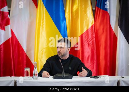 Kiev, Ukraine. 23 novembre 2024. Le président ukrainien Volodymyr Zelenskyy, prononce une allocution lors de la troisième Conférence internationale sur les grains en provenance d’Ukraine, le 23 novembre 2024 à Kiev, en Ukraine. Les exportations alimentaires ukrainiennes nourrissent 400 millions de personnes dans 100 pays du monde. Crédit : Présidence ukrainienne/Bureau de presse présidentiel ukrainien/Alamy Live News Banque D'Images