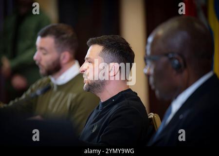 Kiev, Ukraine. 23 novembre 2024. Le président ukrainien Volodymyr Zelenskyy, au centre, s’exprime lors de la troisième Conférence internationale sur les grains d’Ukraine, le 23 novembre 2024 à Kiev, en Ukraine. Les exportations alimentaires ukrainiennes nourrissent 400 millions de personnes dans 100 pays du monde. Crédit : Présidence ukrainienne/Bureau de presse présidentiel ukrainien/Alamy Live News Banque D'Images