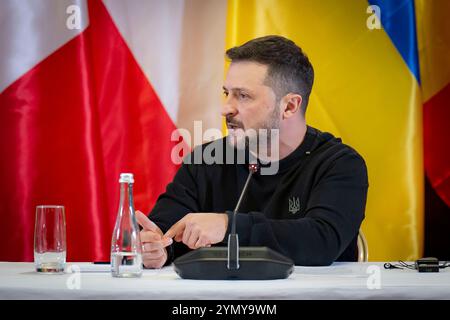 Kiev, Ukraine. 23 novembre 2024. Le président ukrainien Volodymyr Zelenskyy, prononce une allocution lors de la troisième Conférence internationale sur les grains en provenance d’Ukraine, le 23 novembre 2024 à Kiev, en Ukraine. Les exportations alimentaires ukrainiennes nourrissent 400 millions de personnes dans 100 pays du monde. Crédit : Présidence ukrainienne/Bureau de presse présidentiel ukrainien/Alamy Live News Banque D'Images