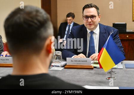 Kiev, Ukraine. 23 novembre 2024. Le président ukrainien Volodymyr Zelenskyy, à gauche, rencontre le ministre tchèque des Affaires étrangères Jan Lipavsky, à droite, au Palais Mariinskyi, le 20 novembre 2024 à Kiev, en Ukraine. Crédit : Présidence ukrainienne/Bureau de presse présidentiel ukrainien/Alamy Live News Banque D'Images