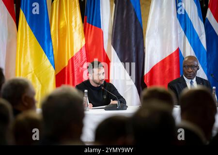 Kiev, Ukraine. 23 novembre 2024. Le président ukrainien Volodymyr Zelenskyy, prononce une allocution lors de la troisième Conférence internationale sur les grains en provenance d’Ukraine, le 23 novembre 2024 à Kiev, en Ukraine. Les exportations alimentaires ukrainiennes nourrissent 400 millions de personnes dans 100 pays du monde. Crédit : Présidence ukrainienne/Bureau de presse présidentiel ukrainien/Alamy Live News Banque D'Images