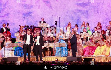 Hallenstadion Zuerich. 22 novembre 2024. Zurich, Suisse - 22 novembre 2024 : André Rieu se produit avec son Orchestre Johann Strauss au Hallenstadion Zuerich. Concert, Konzert, musique, musique, Mandoga Media Allemagne crédit : dpa/Alamy Live News Banque D'Images