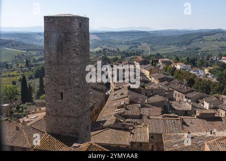 Large vue panoramique sur le centre-ville de San Gimignano et Torre Ficarelli, vu de Torre Grosso, Italie, Europe Banque D'Images