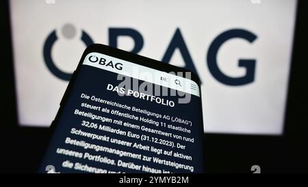 Stuttgart, Deutschland, 14 mars 2024 : Mobiltelefon mit website der Oesterreichischen Beteiligungs AG (OeBAG) vor dem logo. FOKUS oben links auf dem hand Banque D'Images