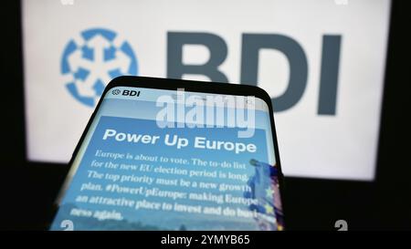 Stuttgart, Allemagne, 04-07-2024 : smartphone avec le site web de Bundesverband der Deutschen industrie e.V. (BDI) devant le logo. Concentrez-vous sur le coin supérieur gauche de pho Banque D'Images