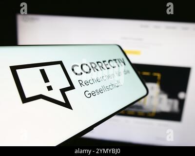 Stuttgart, Allemagne, 03-05-2024 : téléphone portable avec le logo de Correctiv, Recherchen fuer die Gesellschaft gGmbH en face du site. Concentrez-vous sur le centre-gauche de Banque D'Images