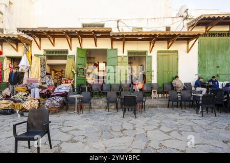 Tétouan, Maroc, 16 décembre 2023 : marché de rue et hommes au restaurant au Maroc, Afrique du Nord, Afrique Banque D'Images