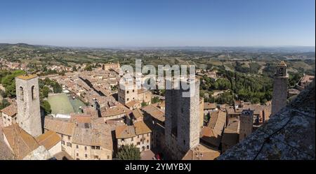 Large vue panoramique sur le centre-ville de San Gimignano, Torri dei Salvucci dans le centre, vu de Torre Grosso, Italie, Europe Banque D'Images