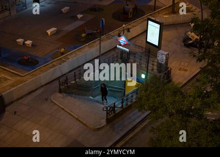 Un passager tôt le matin quitte la station de métro Tirso de Molina à Barrio Lavapiés, Madrid, Espagne. Banque D'Images