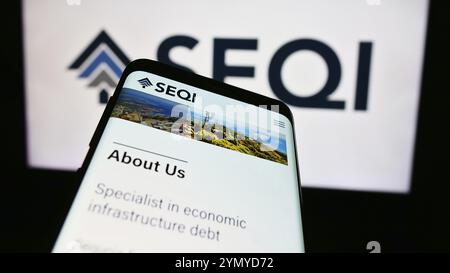 Stuttgart, Allemagne, 04-07-2024 : smartphone avec le site web de Sequoia Economic infrastructure Income Fund Limited (SEQI) devant le logo. Concentrez-vous sur top-L. Banque D'Images