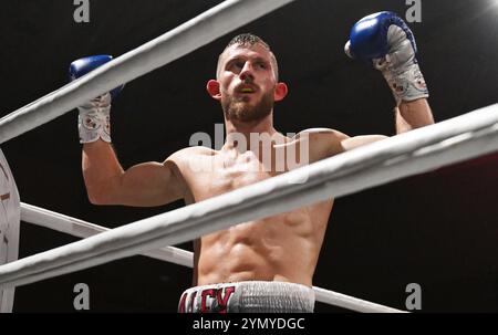 Heidelberg, Allemagne. 23 novembre 2024. Boxe : Super léger. Hoffmann d'Allemagne contre Zongo du Burkina Faso. Alexander Hoffmann. Crédit : Marijan Murat/dpa/Alamy Live News Banque D'Images