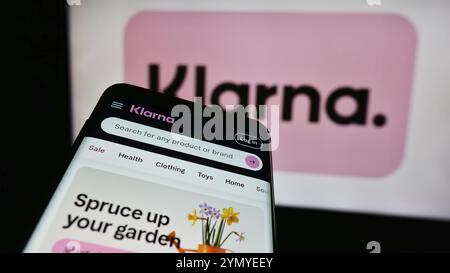 Stuttgart, Allemagne, 03-16-2024 : téléphone portable avec la page web de la société fintech suédoise Klarna Bank AB devant le logo de l'entreprise. Concentrez-vous sur le coin supérieur gauche du ph Banque D'Images